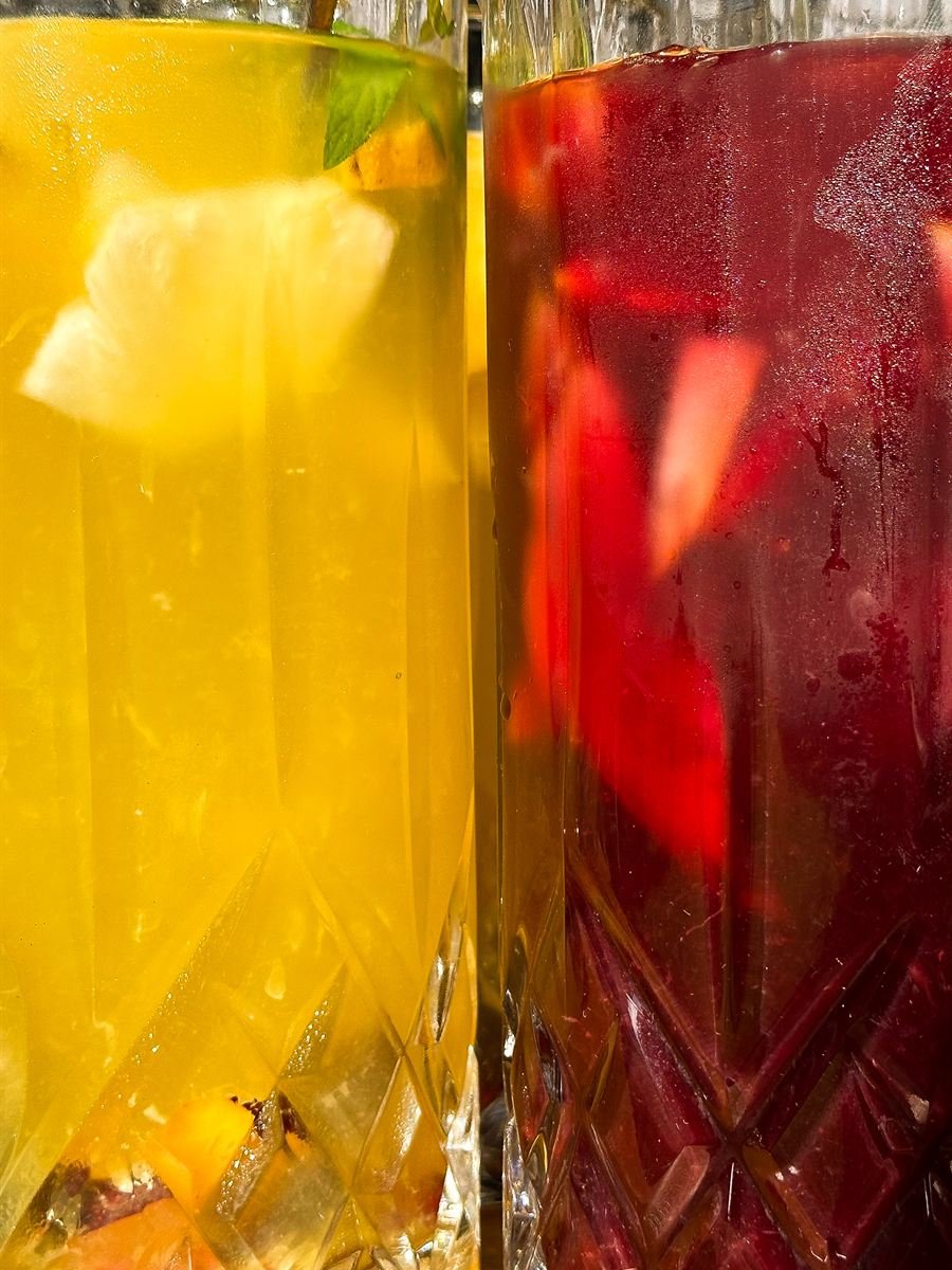 Jarras de limonada y frutos rojos con luz cálida