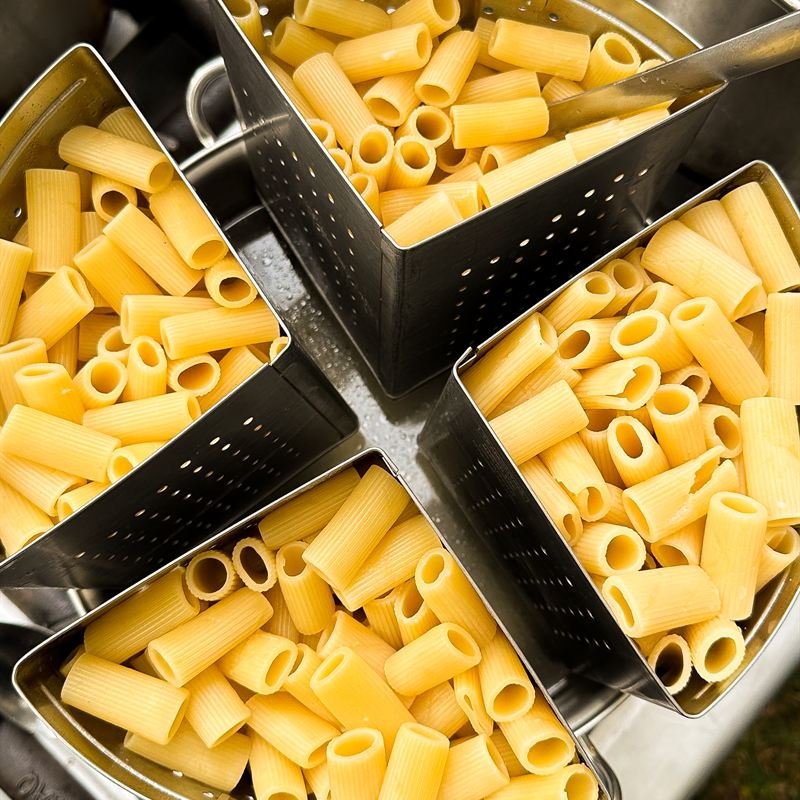 Pasta seca lista para la estación de cocina en vivo