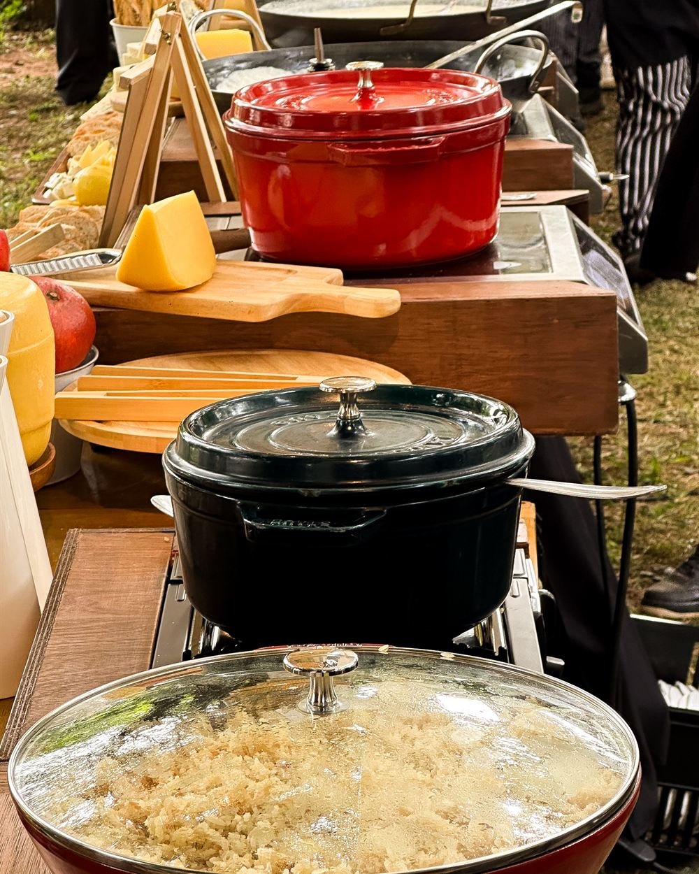Línea de ollas y sartenes en servicio durante un evento de U Catering