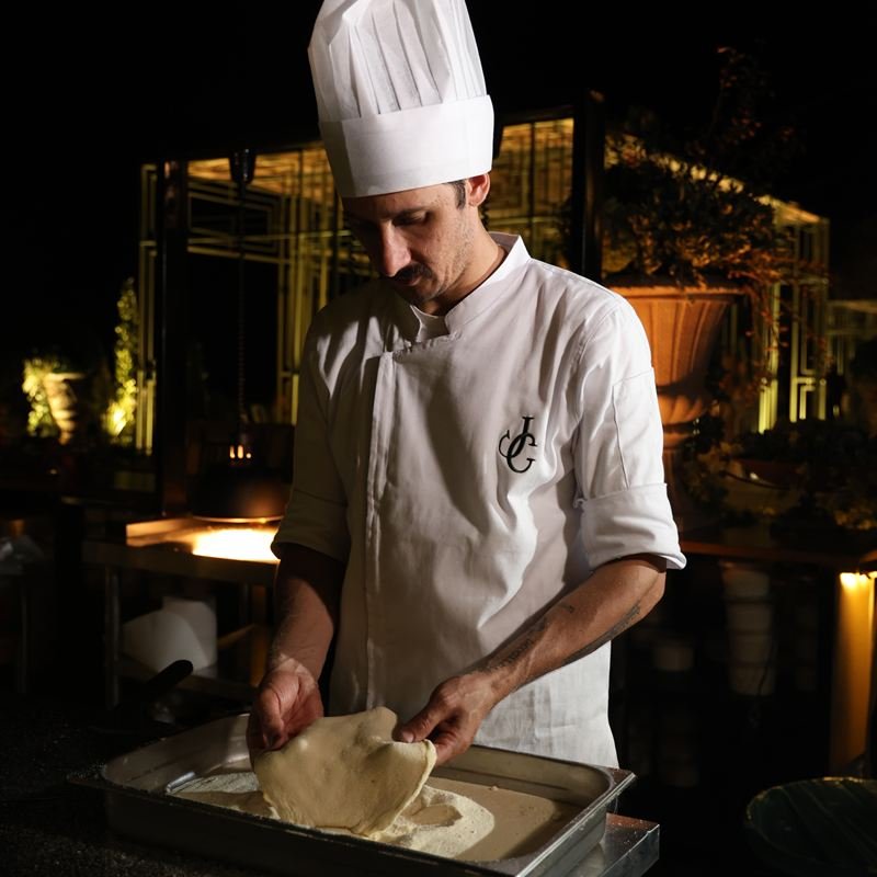 Cocinero de U Catering trabajando frente al horno durante un evento nocturno